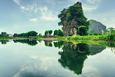 神奇的自然喀斯特塔倒映在水中。健美的形象图片下载