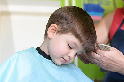 小男孩在理发店图片下载