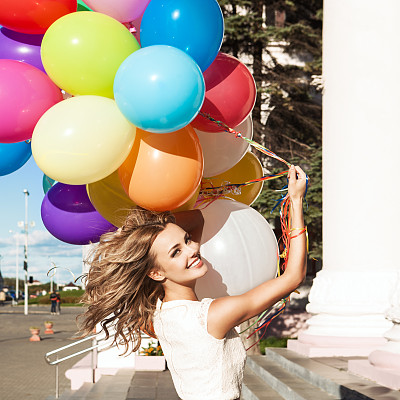 捧着一堆气球的美女图片下载