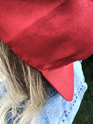 戴红帽子的女孩图片下载