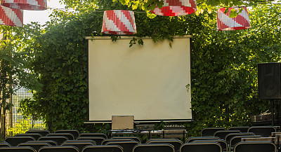 在夏天的下午开放舒适的电影院图片下载