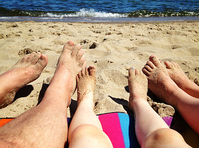 海滩上的一家人图片下载