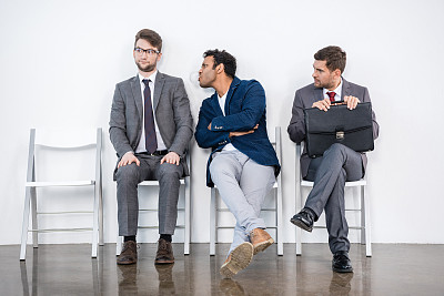 年轻的商人坐在等候室的椅子上，经营理念图片下载