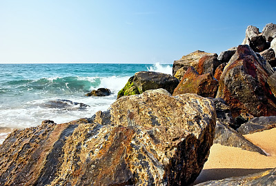 西班牙马尔格拉特海滩上的海浪和岩石图片下载