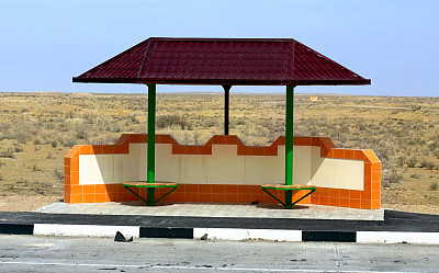 沙漠中的公共汽车站图片下载