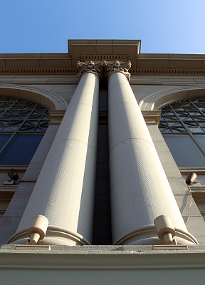 在旧金山的轮渡大厦上看一根大柱子图片下载