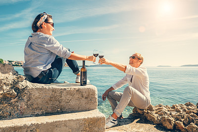 相爱的情侣在亚得里亚海的蓝色湖上浪漫约会图片下载