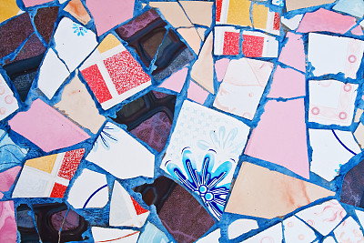 在墙壁或地板上有各种马赛克图案。图片下载