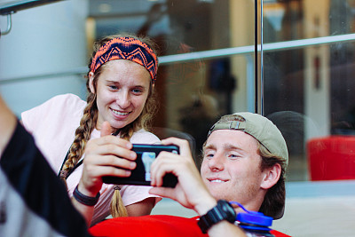 青少年使用手机图片下载