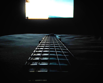 后面有窗户的吉他图片下载