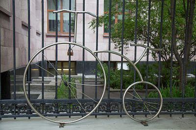 自行车雕塑自行车停车场图片下载