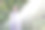 年长妇女有乐趣浇水花园图片下载