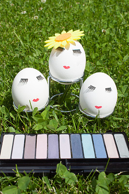 绿色背景上绘制彩蛋的复活节概念图片下载