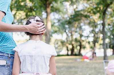 妈妈抚摸着孩子图片下载