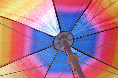 色彩斑斓的遮阳伞图片下载