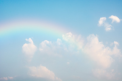 蓝天上的彩虹图片下载