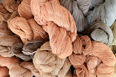 色彩鲜艳的泰国丝绸面料，线为天然色彩材料编织的丝绸工艺品，泰国北部风格。图片下载