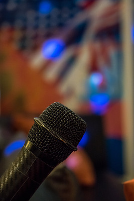 背景灯光模糊的麦克风图片下载