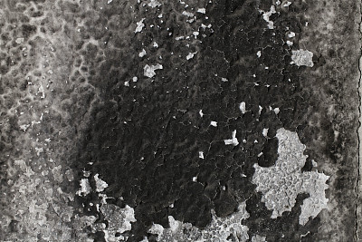 燃烧墙纹理。燃烧的背景墙。一堵被大火烧毁的墙的细节。抽象的背景和纹理为设计师。近距离观看烧毁的墙壁。乏味的东西。图片下载