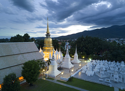 鸟瞰图寺庙在Wat Suan Dok古老的历史地点在清迈，泰国。图片下载