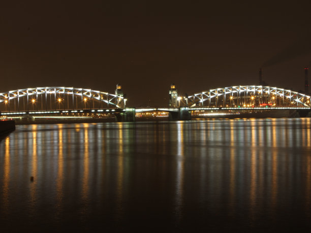 涅瓦河夜景。圣彼得堡,俄罗斯。的图片图片下载