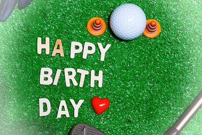 生日快乐的高尔夫球手在绿色草地上与高尔夫球图片下载