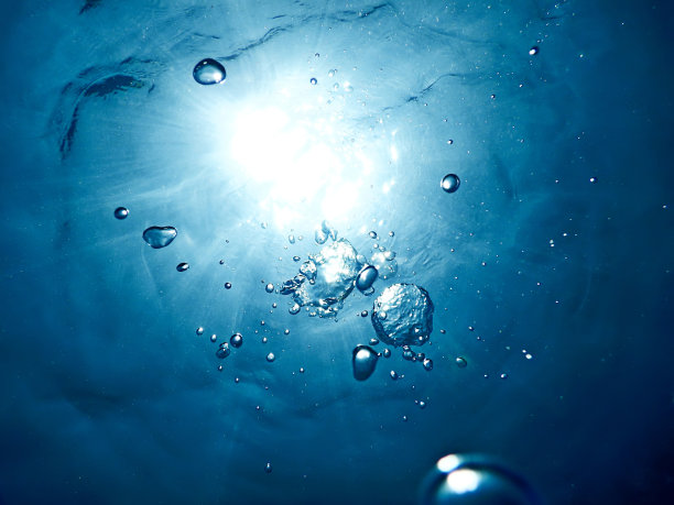 水下气泡：穿透水面的阳光，水下背景素材图片