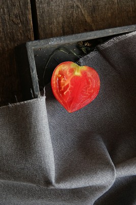 把新鲜的西红柿切成心形图片下载