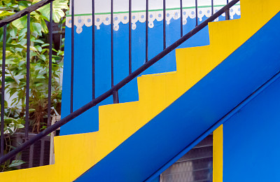 蓝色和黄色的户外楼梯图片下载