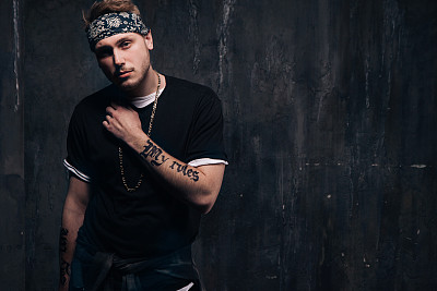 危险的纹身黑帮成员素材图片