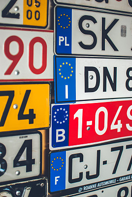 收集来自不同国家的欧洲车牌。图片下载