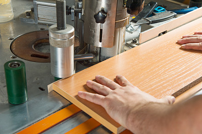 人为封边机工作图片下载