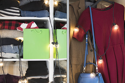 照片美丽的现代女人衣橱装满了衣服花环图片下载