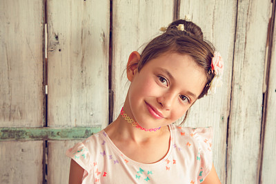 带着花微笑的小女孩图片下载