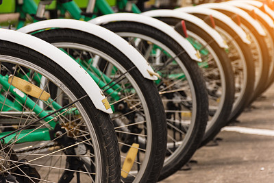 停在停车场的自行车图片下载