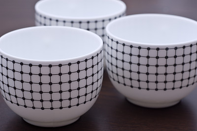 三个空杯子在棕色的桌子上特写图片下载