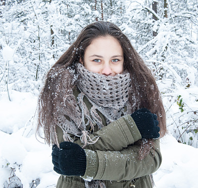 裹着围巾的女孩图片下载