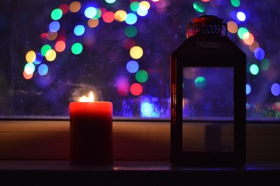 窗台上挂着红灯笼图片下载