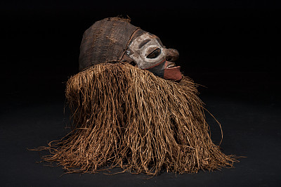 用绳子模拟头发的手工非洲面具。人类的脸。孤立在黑色背景上。图片下载