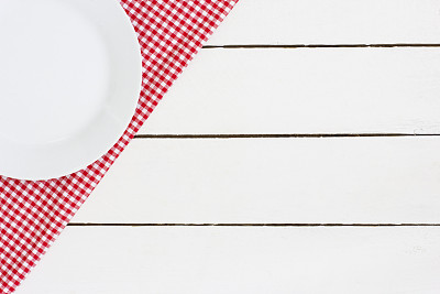 木桌上的空盘子图片下载