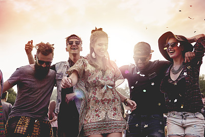 在美丽的夕阳下一起跳舞素材图片