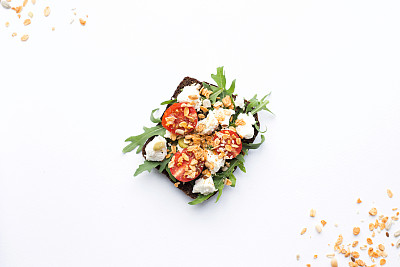 一个黑面包、奶酪、番茄和芝麻菜三明治素材图片