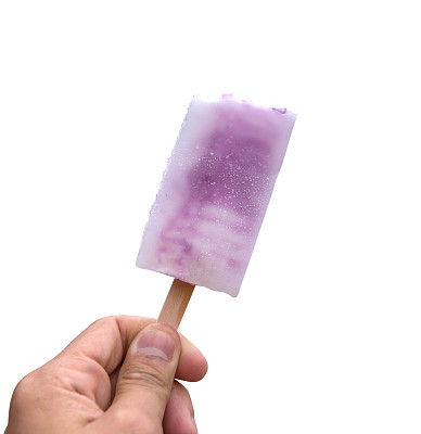 咬冰淇淋，冰冻草莓酸奶孤立在白色背景图片下载