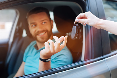 漂亮的胡子男人拿着车钥匙图片下载