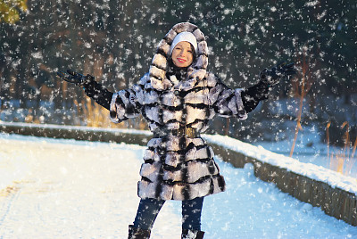 冬天里快乐的年轻女子图片下载