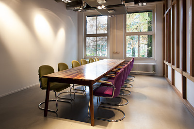有木桌和12把椅子的会议室图片下载