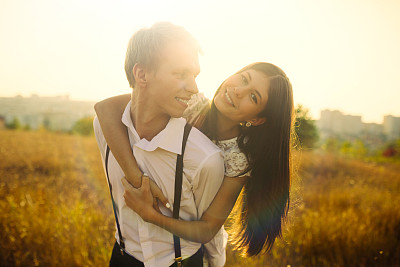 恋爱中的年轻情侣图片下载