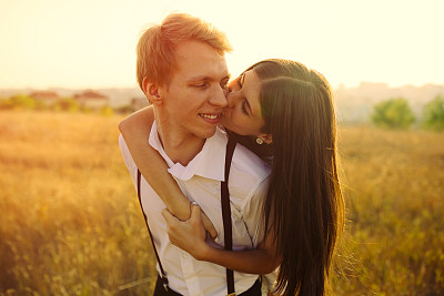 恋爱中的年轻情侣图片下载