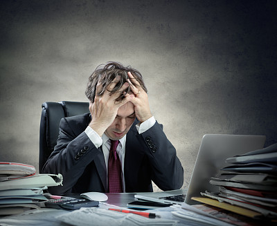 坐在办公室里的失意商人图片下载