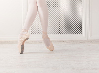 芭蕾舞腿露脐站在尖头鞋图片下载